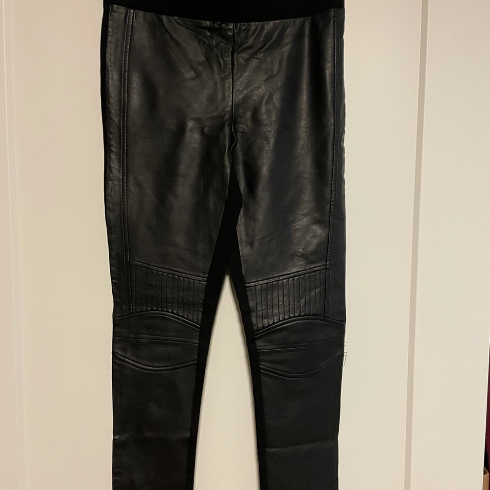 Leggings with leather styled details on knees